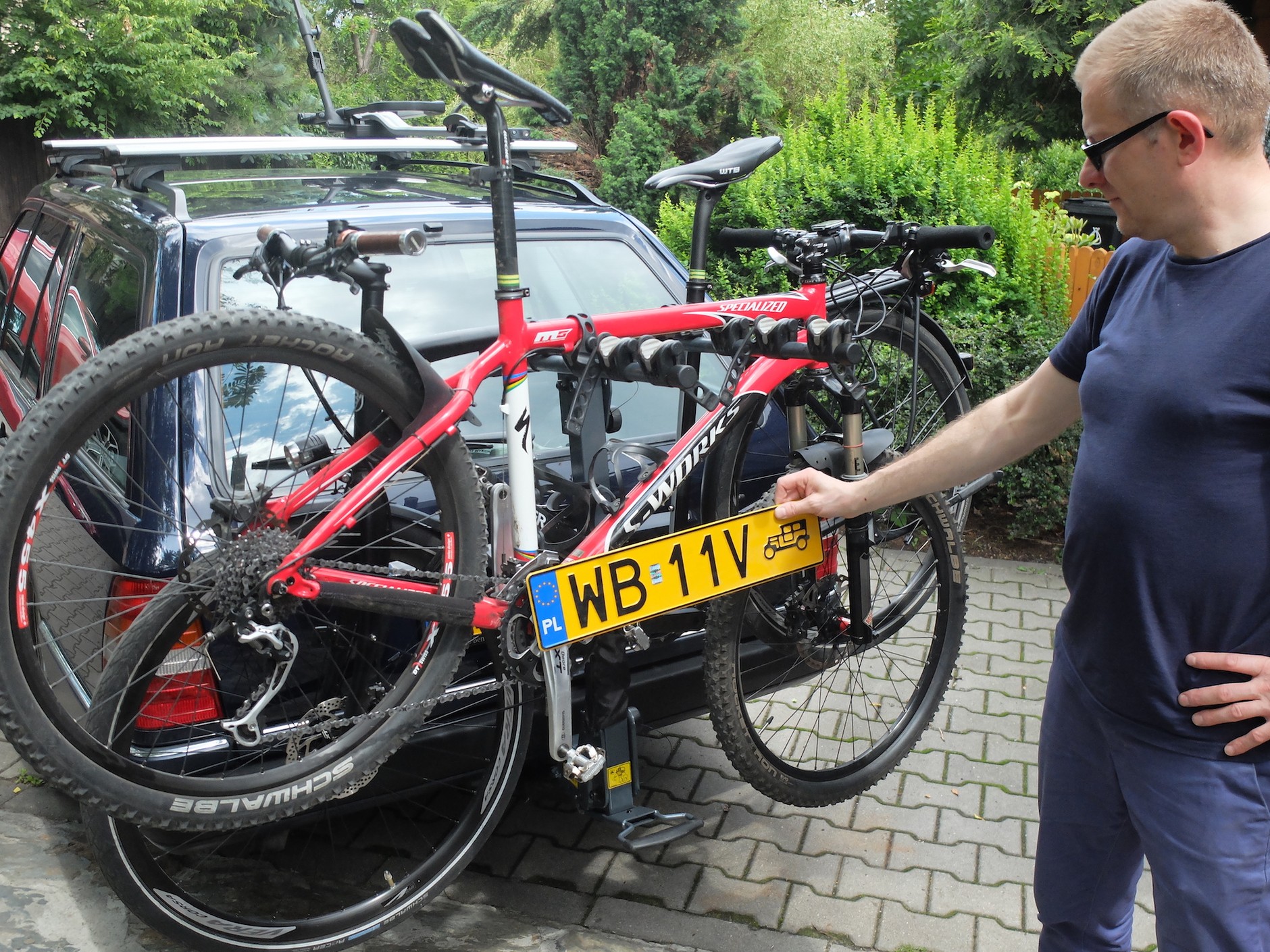 Bagażnik rowerowy na hak: jeśli masz wieszak bez platformy, musisz na rowerach umieścić tablicę rejestracyjną. Potrzebna też będzie listwa świetlna, gdyż rowery zasłaniają światła samochodu