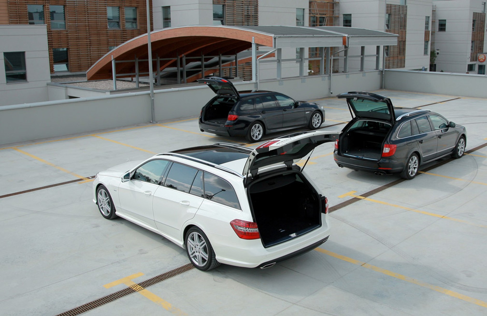 Skoda Superb kontra BMW serii 5 i Mercedes klasy E: czy Skoda okaże się lepsza od Mercedesa i BMW?