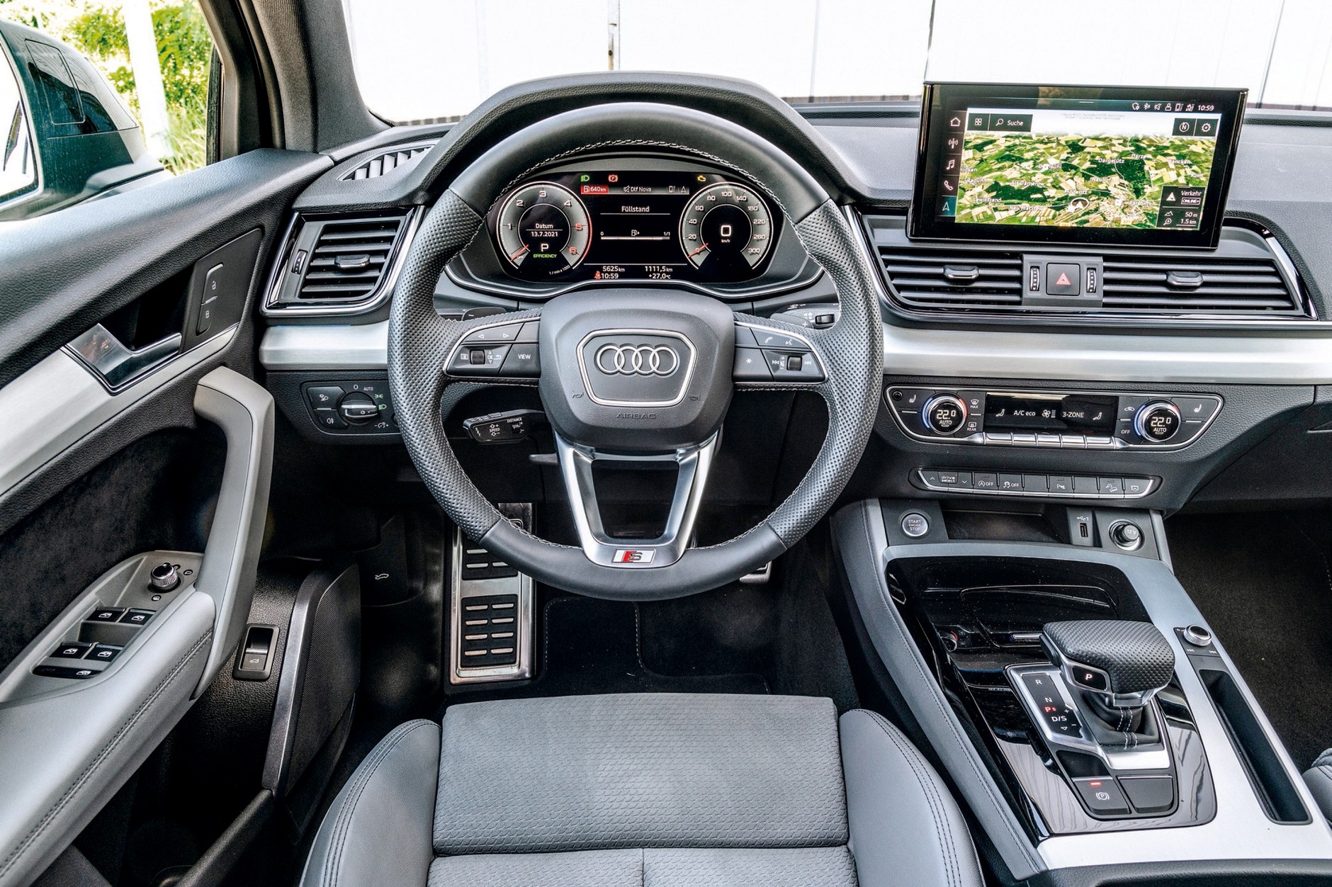 Najlepiej resoruje, pali najwięcej, topowy komfort siedzeń nawet z tyłu… Tylko ten tablet sterczący z kokpitu jak chiński gadżet za 500 zł – czy naprawdę nie dało się tego bardziej gustownie wbudować w kokpit (uwaga także do rywali)?