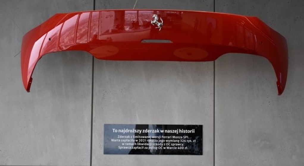 Uszkodzony zderzak z Ferrari Monza SP1. Warta zapłaciła za szkodę 324 tys. zł