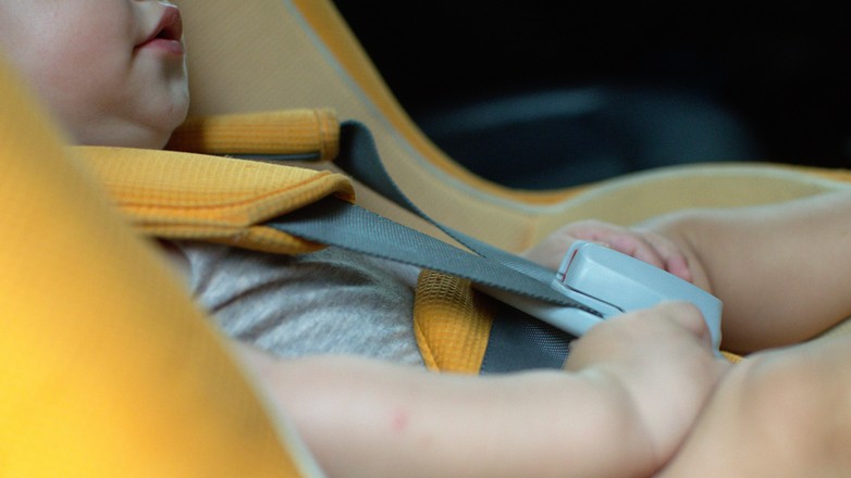 Dziecko w samochodzie - zdjęcie ilustracyjne1