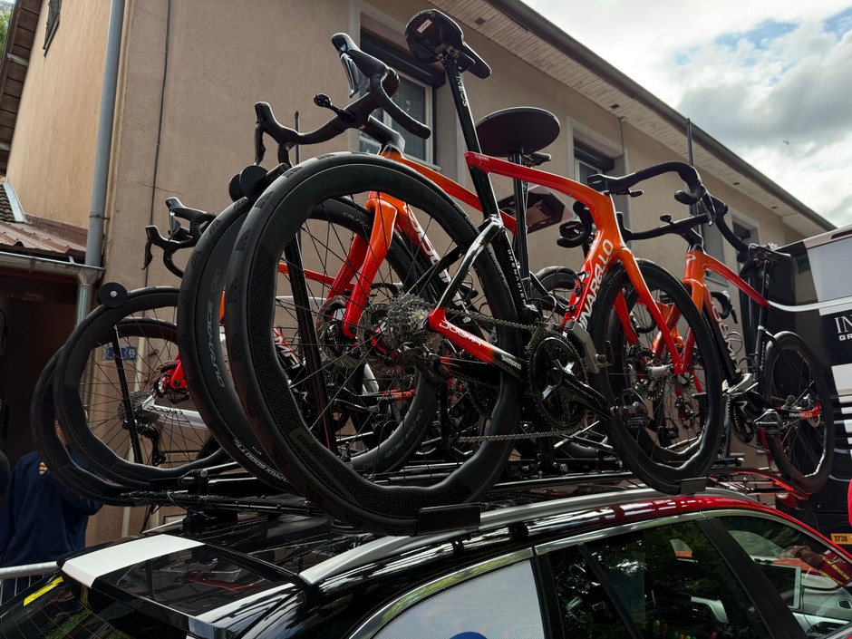 TdF – strefa zawodników i ich ekip przed startem