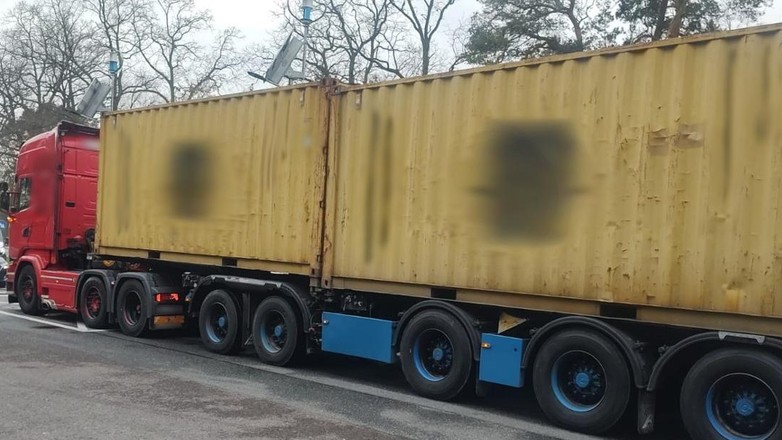 Zrobił z zestawu ciężarowego tzw. "stonogę"