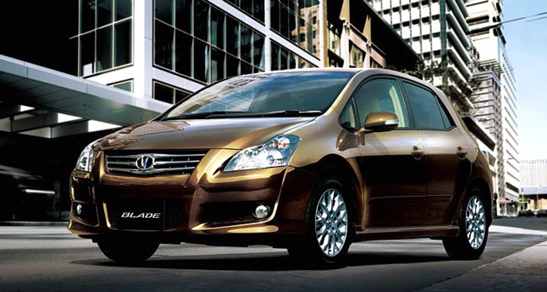 Japoński Super-Auris: Toyota Blade teraz z 6-cylindrowcem