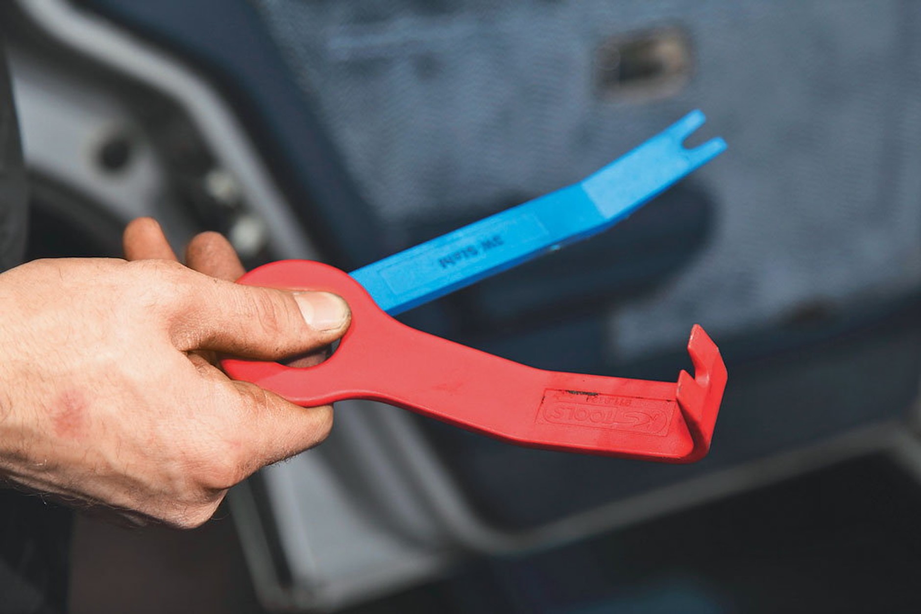 Jak naprawić centralny zamek? Jak dostać się do wnętrza drzwi?