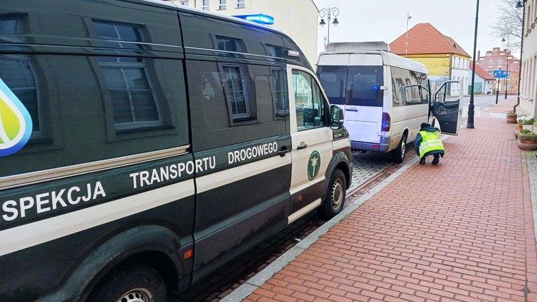Autobus realizujący kurs na linii regularnej skontrolowali inspektorzy z Wojewódzkiego Inspektoratu Transportu Drogowego w Szczecinie