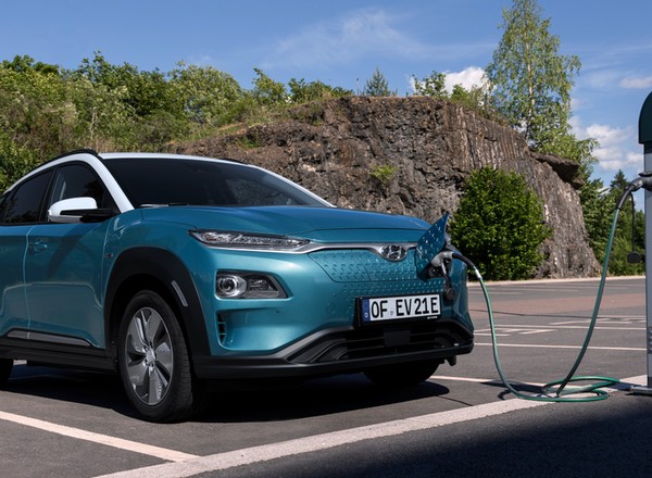 Nowe przepisy: elektryfikacja na parkingach w domach i przy urzędach