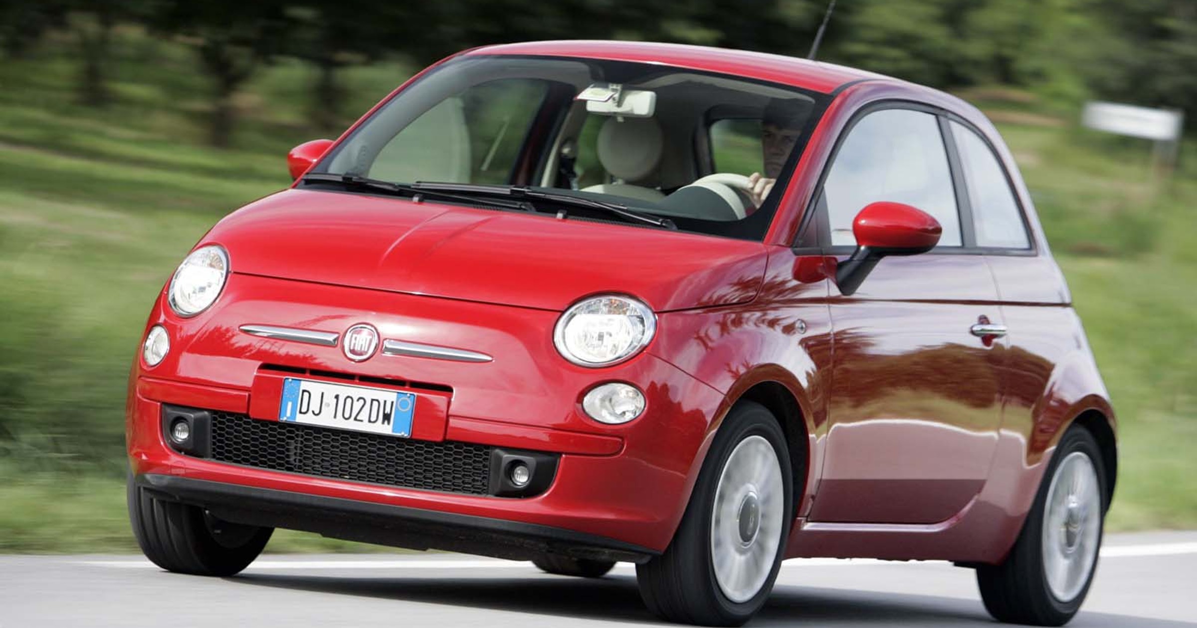 Fiat 500 stylistycznie odwołuje się do legendarnego poprzednika, ale pod względem techniki nie ma z nim praktycznie nic wspólnego.