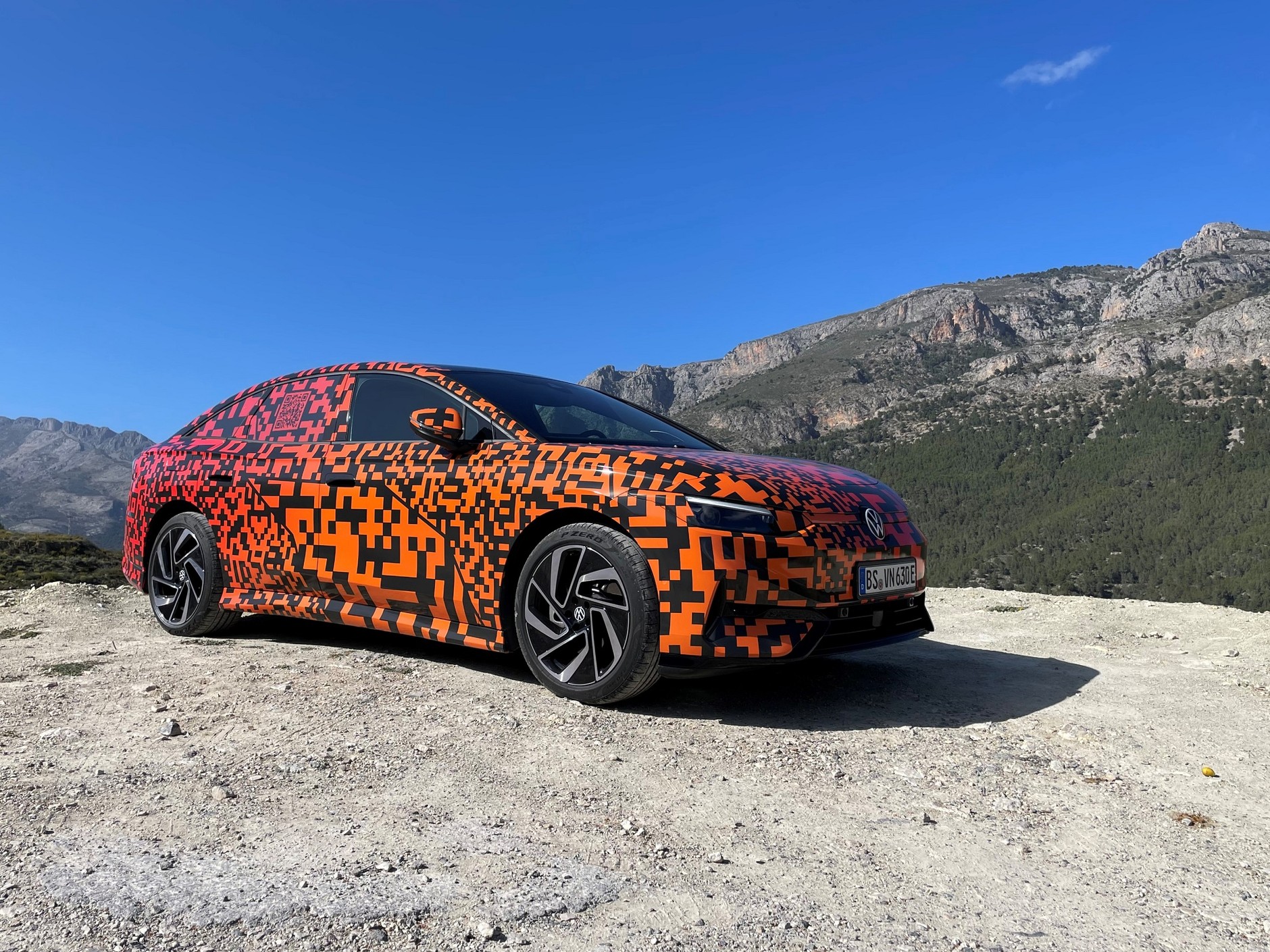 Pierwsza jazda zamaskowanym Volkswagenem ID.7