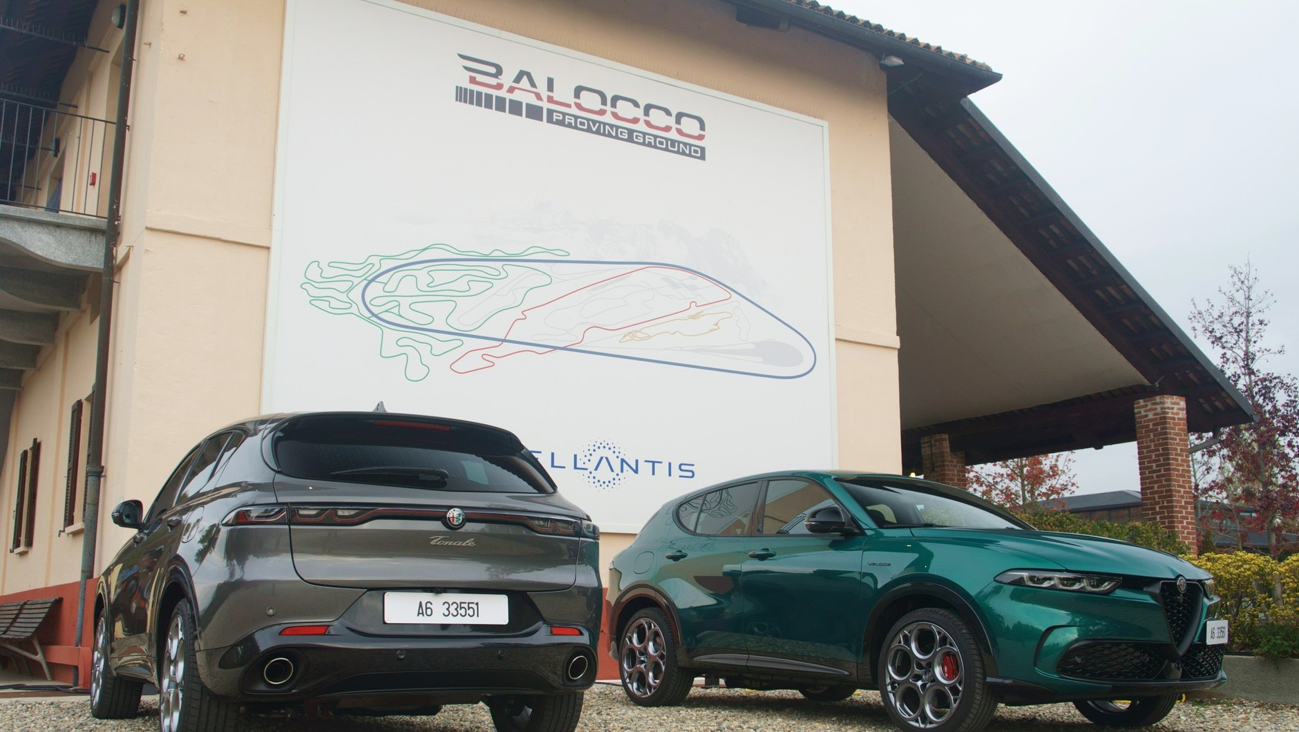 Alfa Romeo Tonale Plug-In Hybrid Q4 na torze Balocco