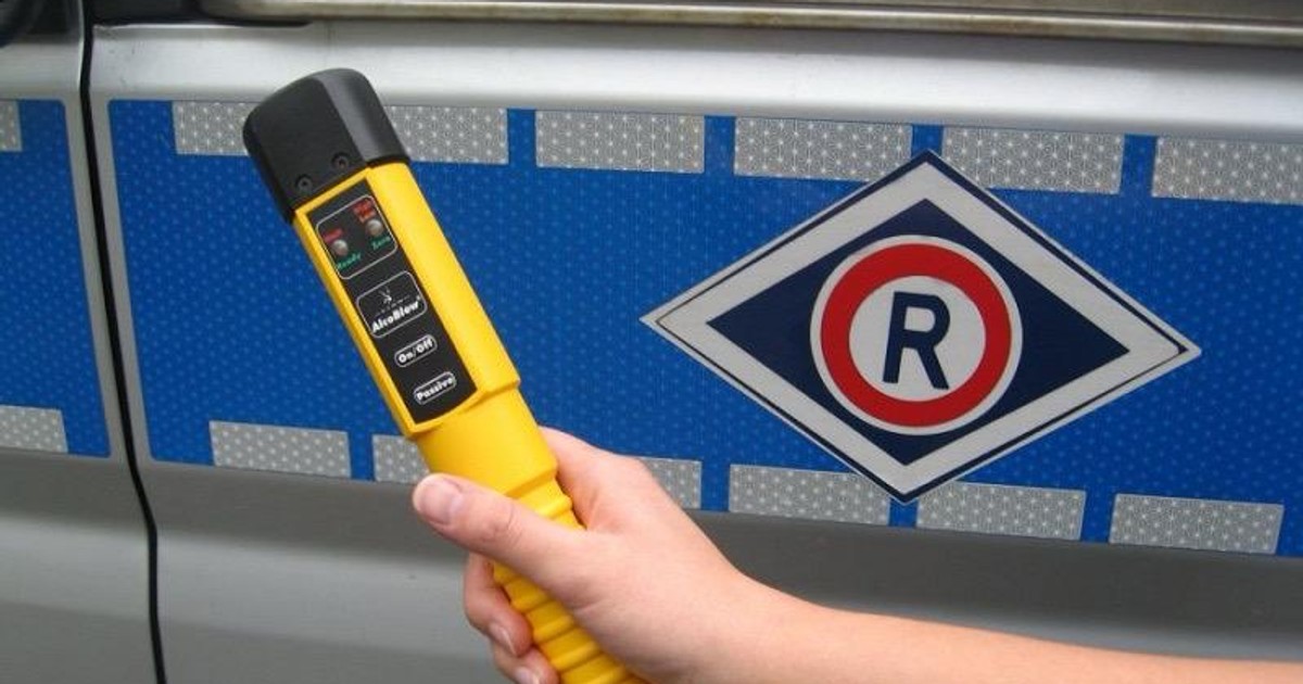 Obraz pochodzący z serwisu https://konin.policja.gov.pl/w10/aktualnosci/254273,POLICJANT-PO-SLUZBIE-UDAREMNIL-DALSZA-JAZDE-NIETRZEZWEMU.html