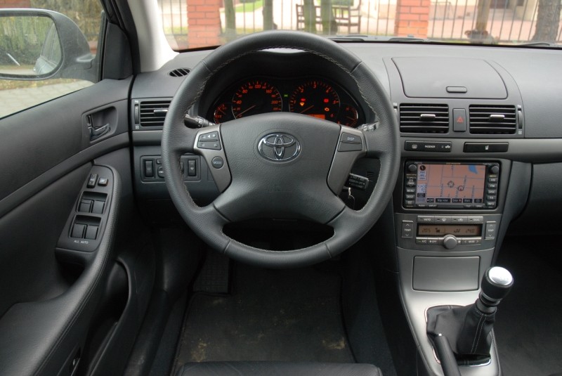 Toyota Avensis 2.2 D-Cat: Dynamiczna i praktyczna, lecz nie bez wad