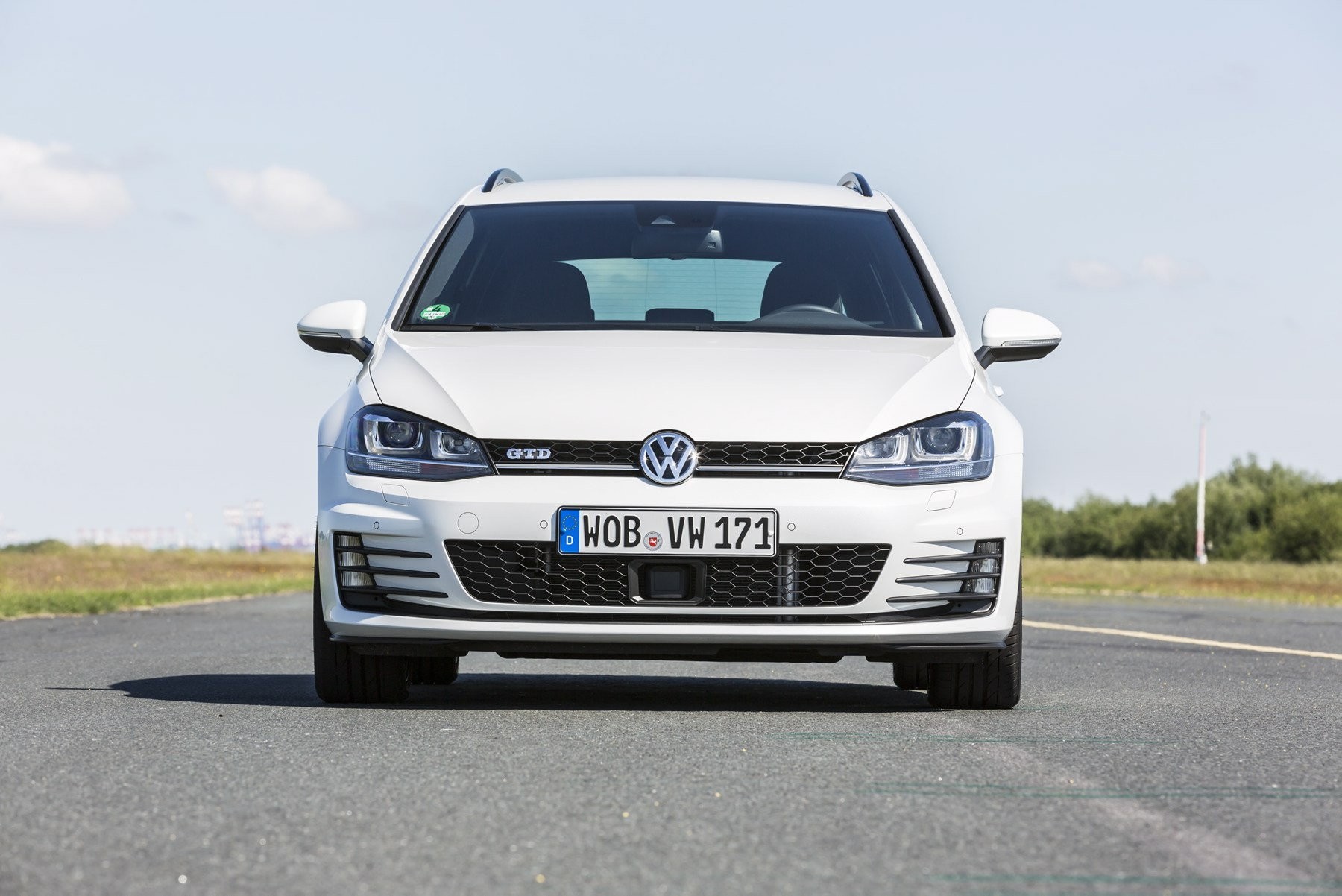 VW Golf Variant 2.0 TDI - wersja GTD jest rozpoznawalna po charakterystycznych kierownicach powietrza w przednim zderzaku pod reflektorami.