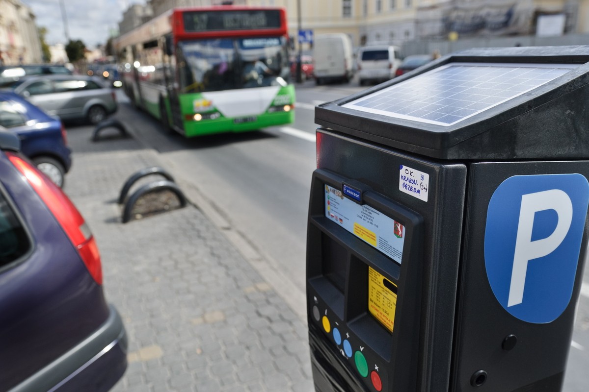 Zaparkował w strefie płatnego parkowania. Powinien być zwolniony z opłaty. Zamiast tego dostał mandat