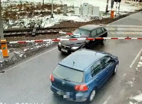 Uciekał przed policją. Zatrzymany pociąg i staranowane zapory [Nagranie]