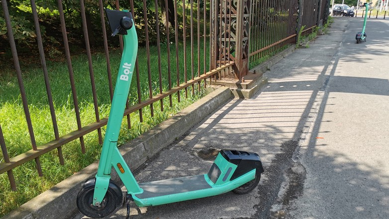 Przepisy jasno określają jak należy poruszać się na hulajnodze