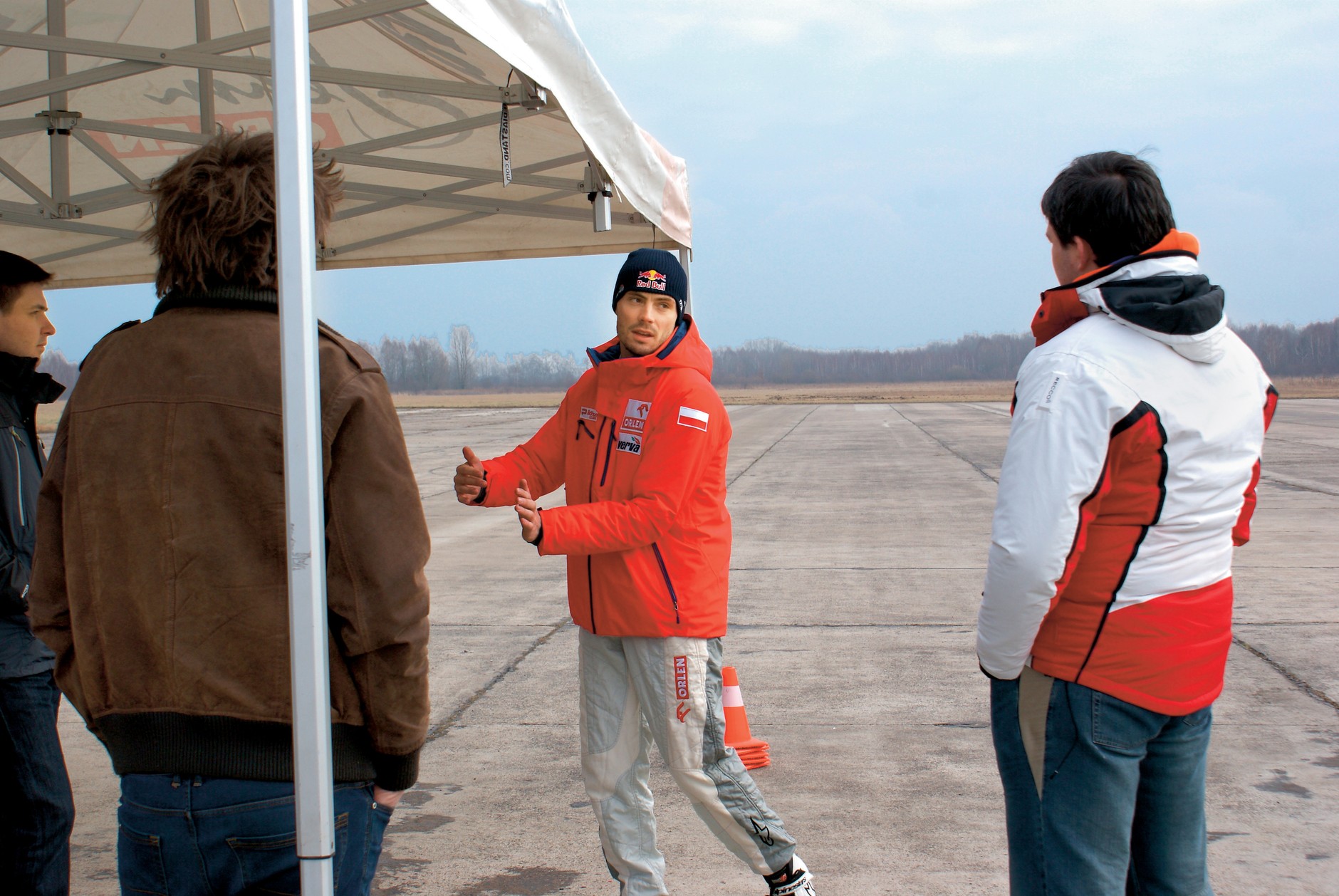 kuba nie jest fanem długich teoretycznych wstępów, ze swoimi kursantami szybko przeszedł więc do praktyki. Ci dopytywali go o Rajd Dakar i rekord driftowy