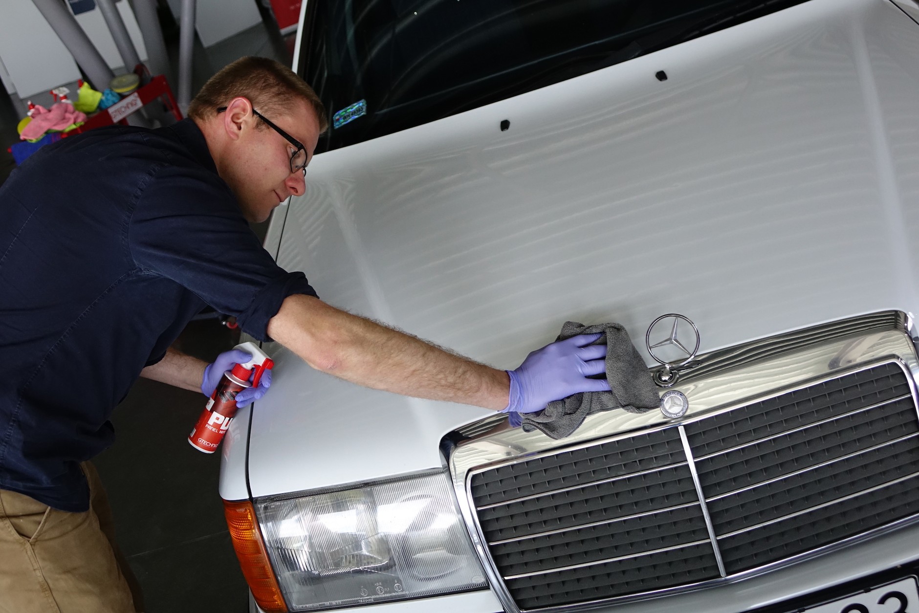 Nakładanie powłoki ceramicznej krok po kroku: odtłuszczanie lakieru to krok absolutnie konieczny. Jeśli nie mamy dedykowanego preparatu, możemy użyć zmywacza silikonowego (do kupienia m.in. w sklepach dla lakierników)