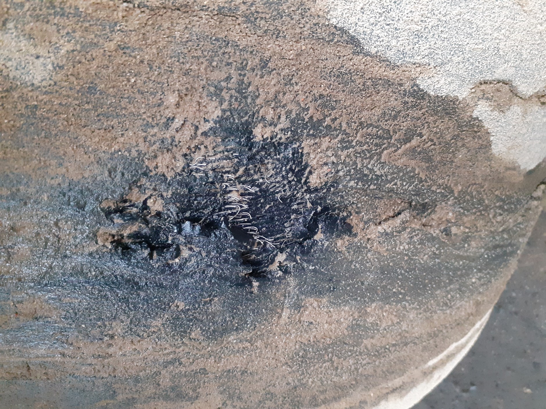 Pojazd ciężarowy ze zużytym ogumieniem