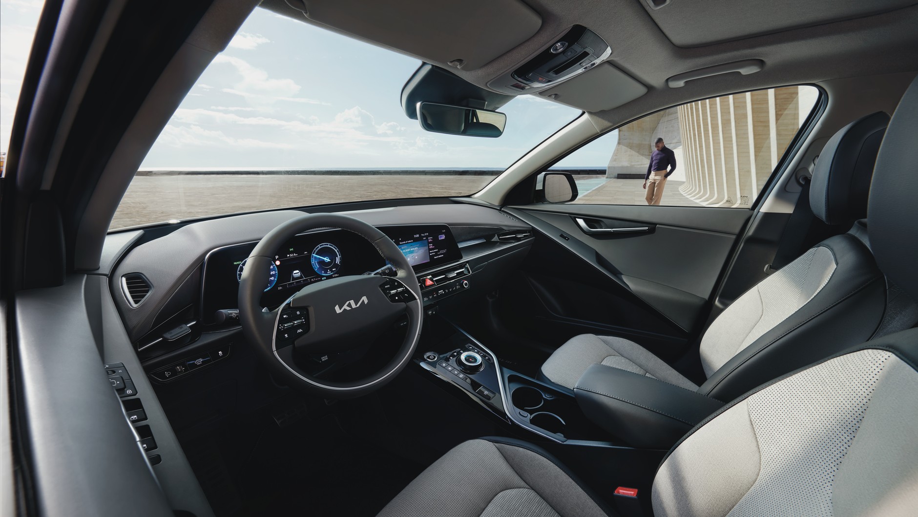 Kia Niro EV ma standardzie np. 10,25-calowy ekran zestawu wskaźników i 8-calowy centralny wyświetlacz.