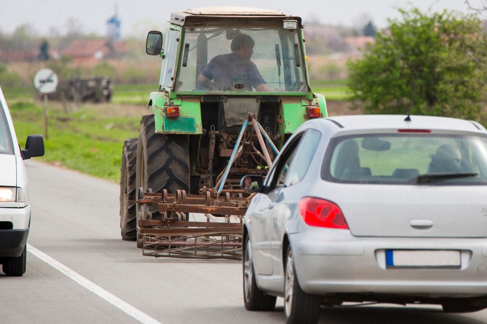 Traktor można wyprzedzać tylko, jeśli nie przekroczy się swojego pasa ruchu