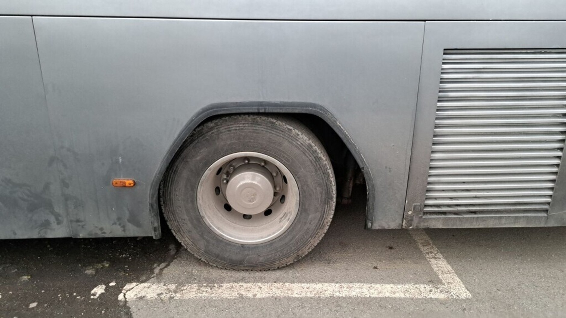 Inspekcja ITD: skrzywione lewe koło tylnej osi autobusu