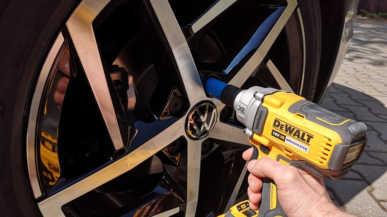 Klucz udarowy, zwłaszcza na baterie, to bardzo wygodne i „szybkie” narzędzie. Ale trzeba używać go rozsądnie