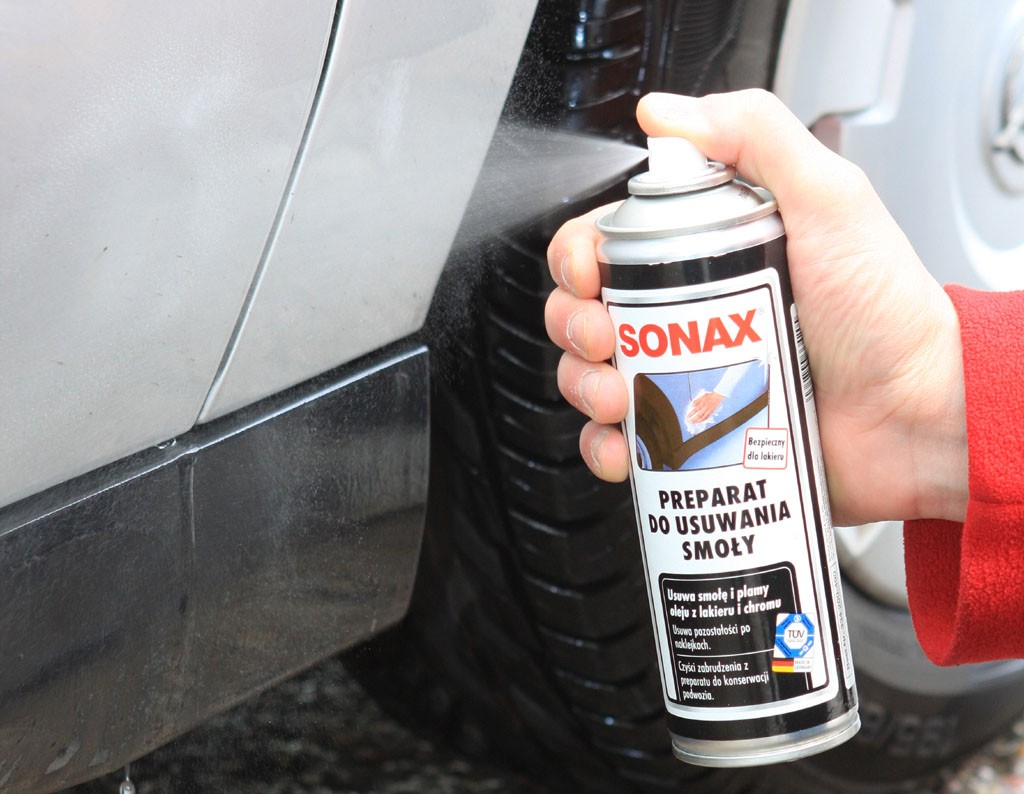 Oporne i niebezpieczne - zobacz jak skutecznie usunąć z lakieru smołę oraz owady