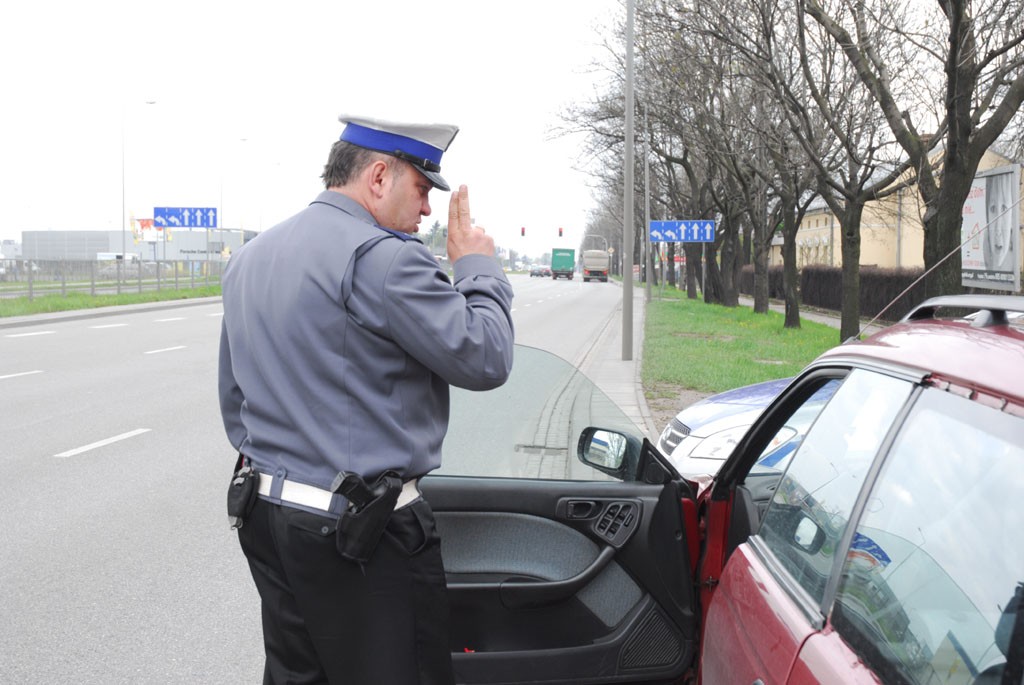 Dokumenty proszę! Zobacz jak powinna wyglądać kontrola drogowa