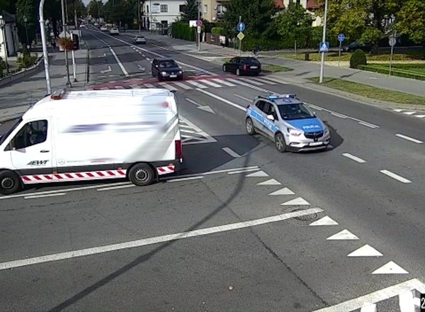 Jechał przez 40 km za radiowozem. Policjanci nie wahali się ani chwili [Wideo]
