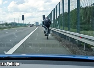 Rowerzysta jechał drogą ekspresową. Zaskakujące tłumaczenie mężczyzny
