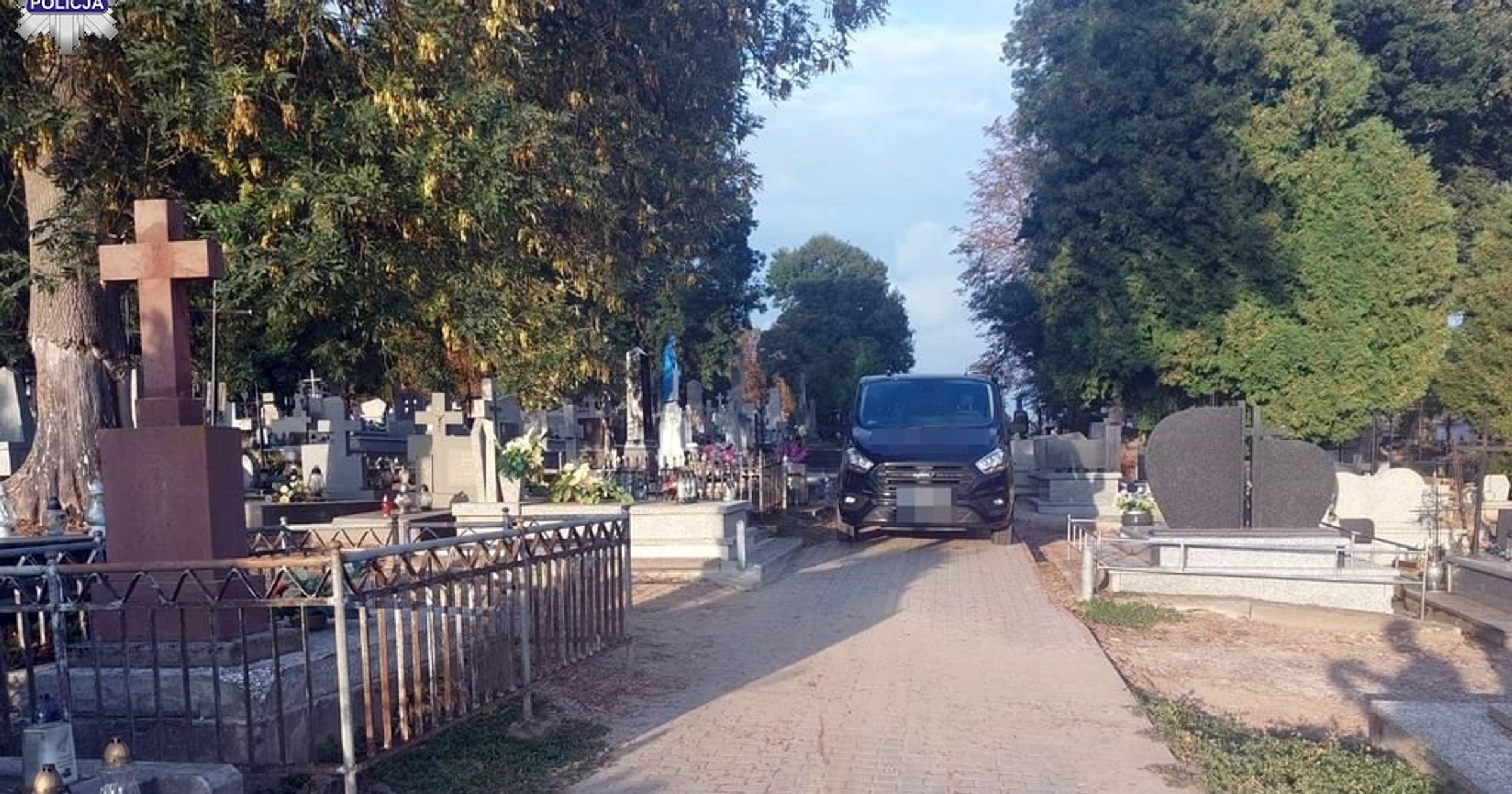 Kierujący karawanem pogrzebowym potrącił na cmentarzu kobietę