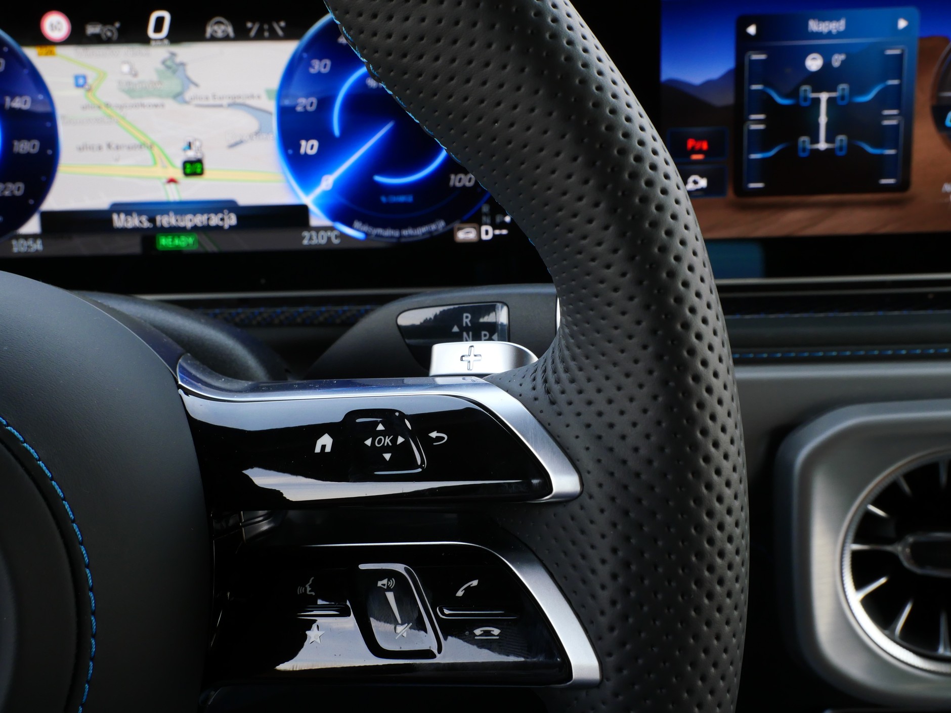 Łopatki przy kierownicy nie służą do zmiany biegów, a do regulacji siły rekuperacji, a w trybie terenowym – do kierowania autem.