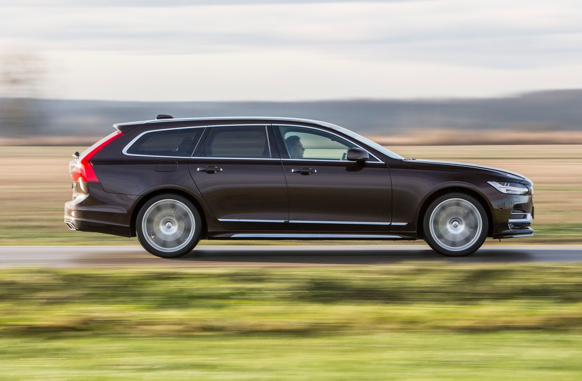 Volvo V90 D5 AWD - pięć metrów dobrego stylu