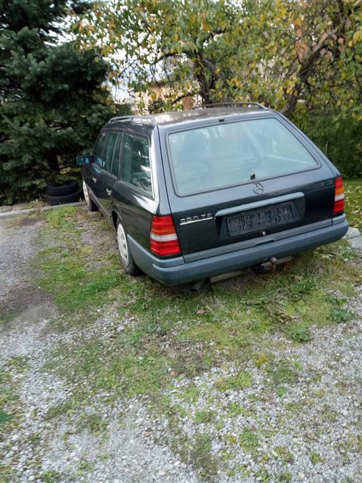 Auto z licytacji komorniczej: Mercedes W124 230 TE. Raczej na części niż do jazdy, ale niedrogo: licytacja zacznie się od kwoty 1500 zł