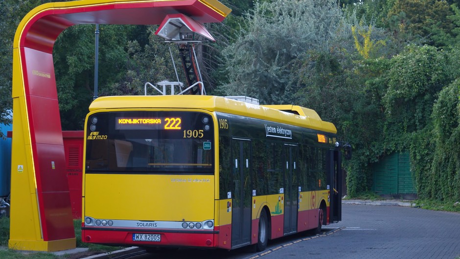 Ładowanie autobusu elektrucznego - zdjęcie ilustracyjne