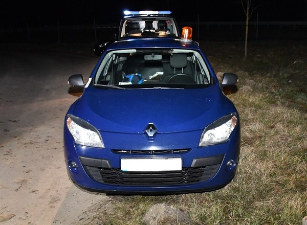 Policjantów zaniepokoiło pozostawione auto z żółtym "kogutem". Nie mylili się