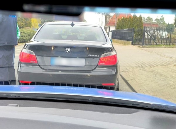 Policjant zwrócił uwagę na tablice BMW. Brakowało oznaczeń i nalepek