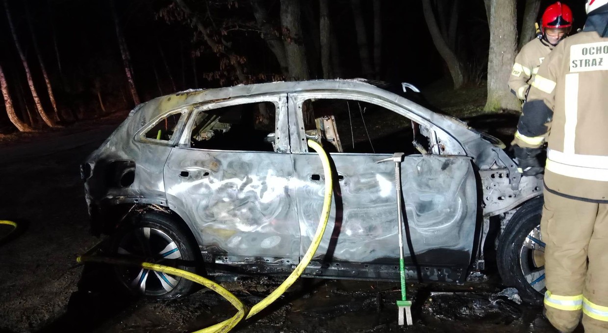 Spłonął elektryczny Mercedes. Akcja gaszenia trwała prawie dobę