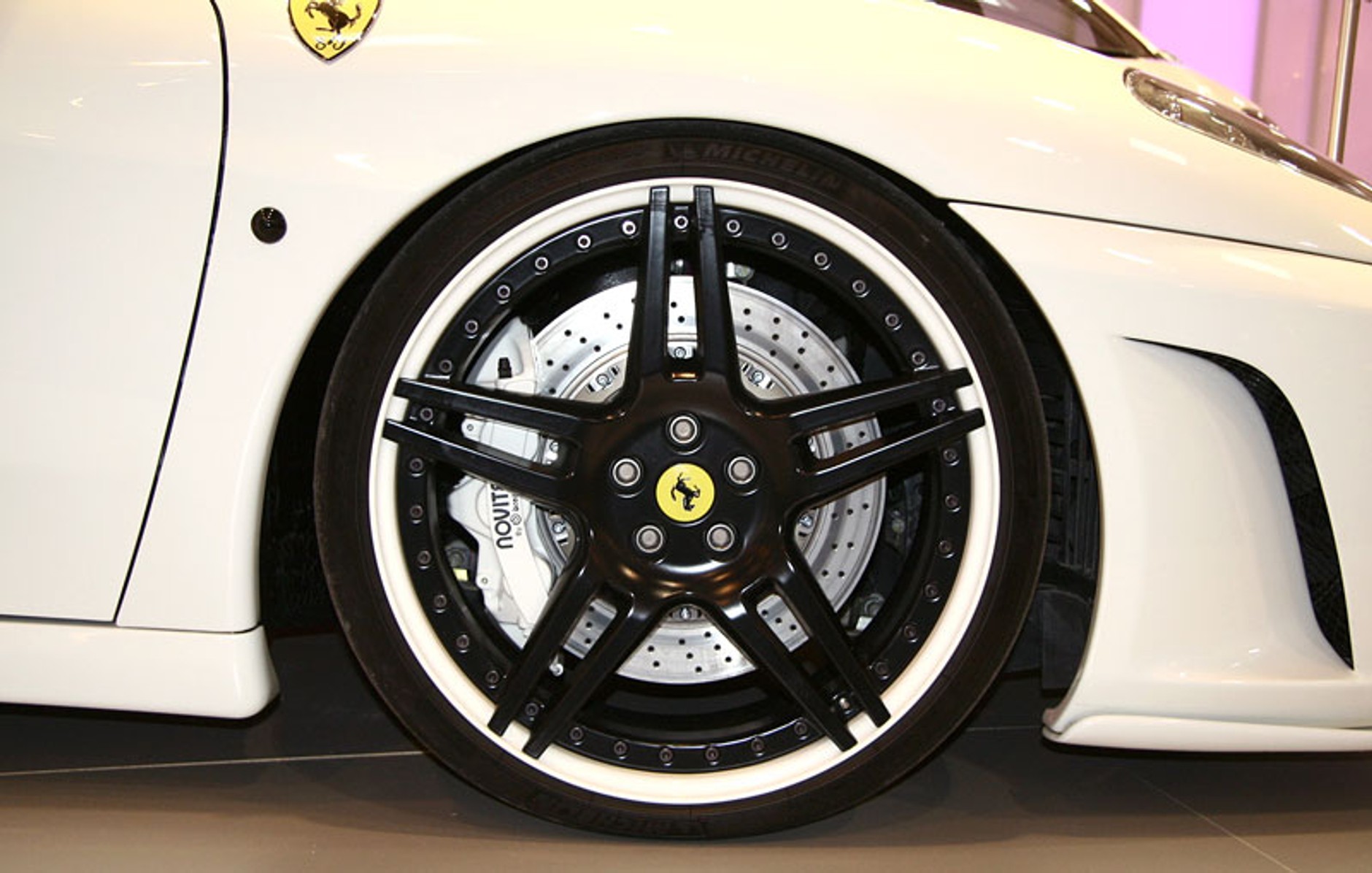 Essen Motor Show 2007 - Latające maszyny i piękne modelki (fotogaleria 2)