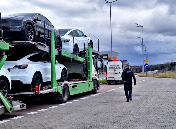 Przewoził nowe Tesle z Niemiec do Polski. Miał 0,32 promila, gdy zatrzymał go patrol ITD