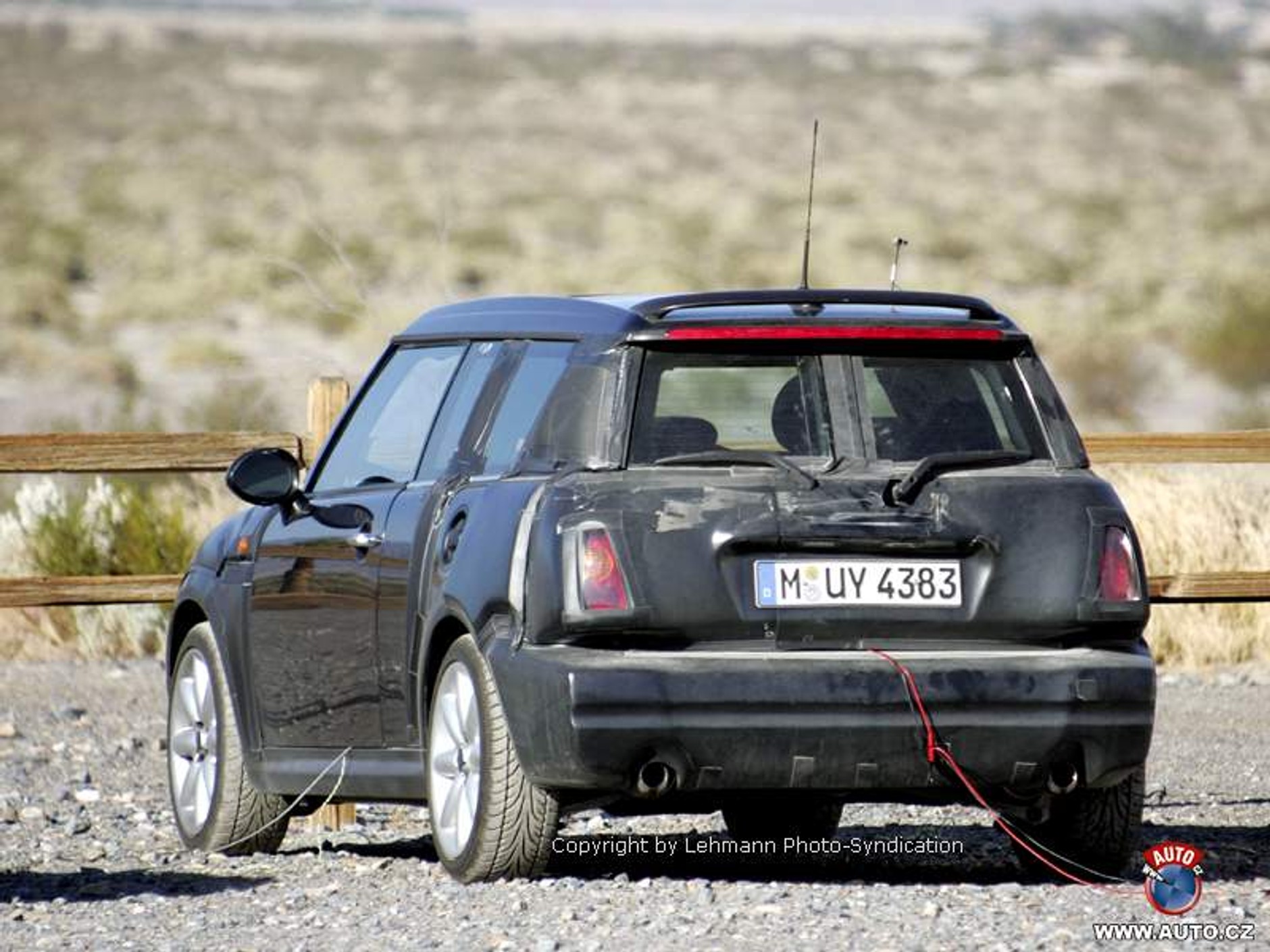 Nietypowe drzwi nowego kombi Mini Traveller