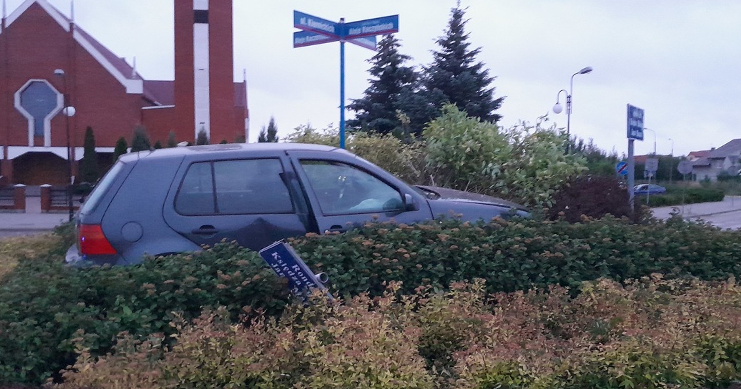 Volkswagen Golf wjechał z impetem na rondo i tam zaparkował