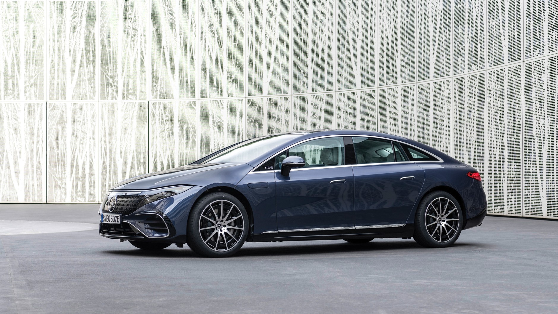Mercedes EQS – flagowa luksusowa limuzyna w 5 wariantach: od 450+ (333 KM) do AMG 53 4Matic+ (658 KM). Ceny od 549 300 zł