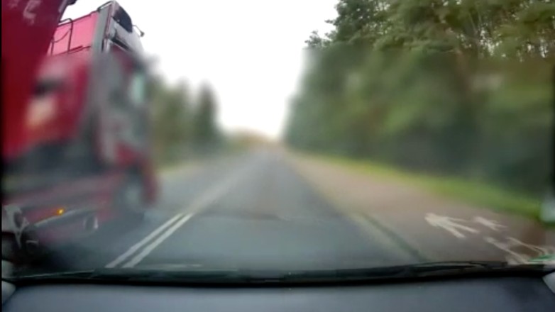 Policjant nagrał wyczyny kierowcy, który jadąc tą samą ciężarówką w odstępie kilku dni popełnił szereg wykroczeń