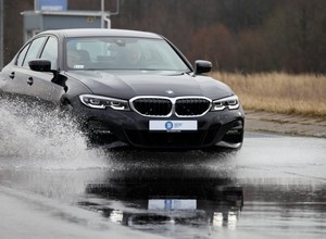 Policjanci szkolili się z techniki jazdy nowymi radiowozami BMW