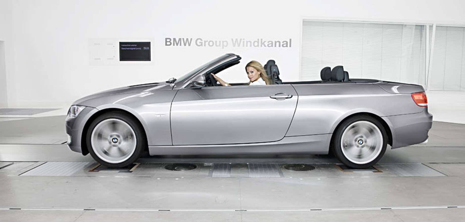 Blond bogini w tunelu aerodynamicznym BMW
