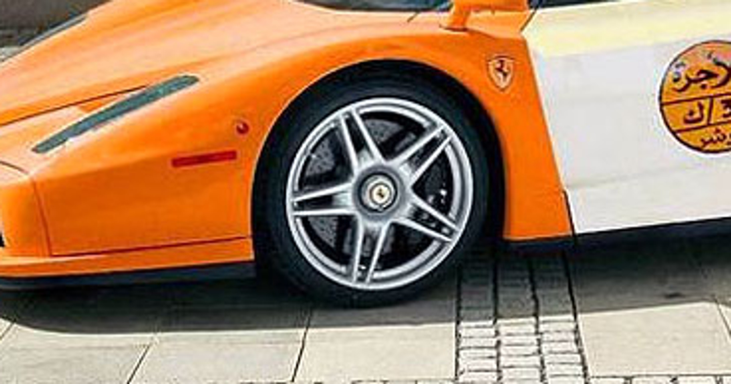 Taksówkarzem w Omanie? Wyłącznie z Ferrari Enzo!