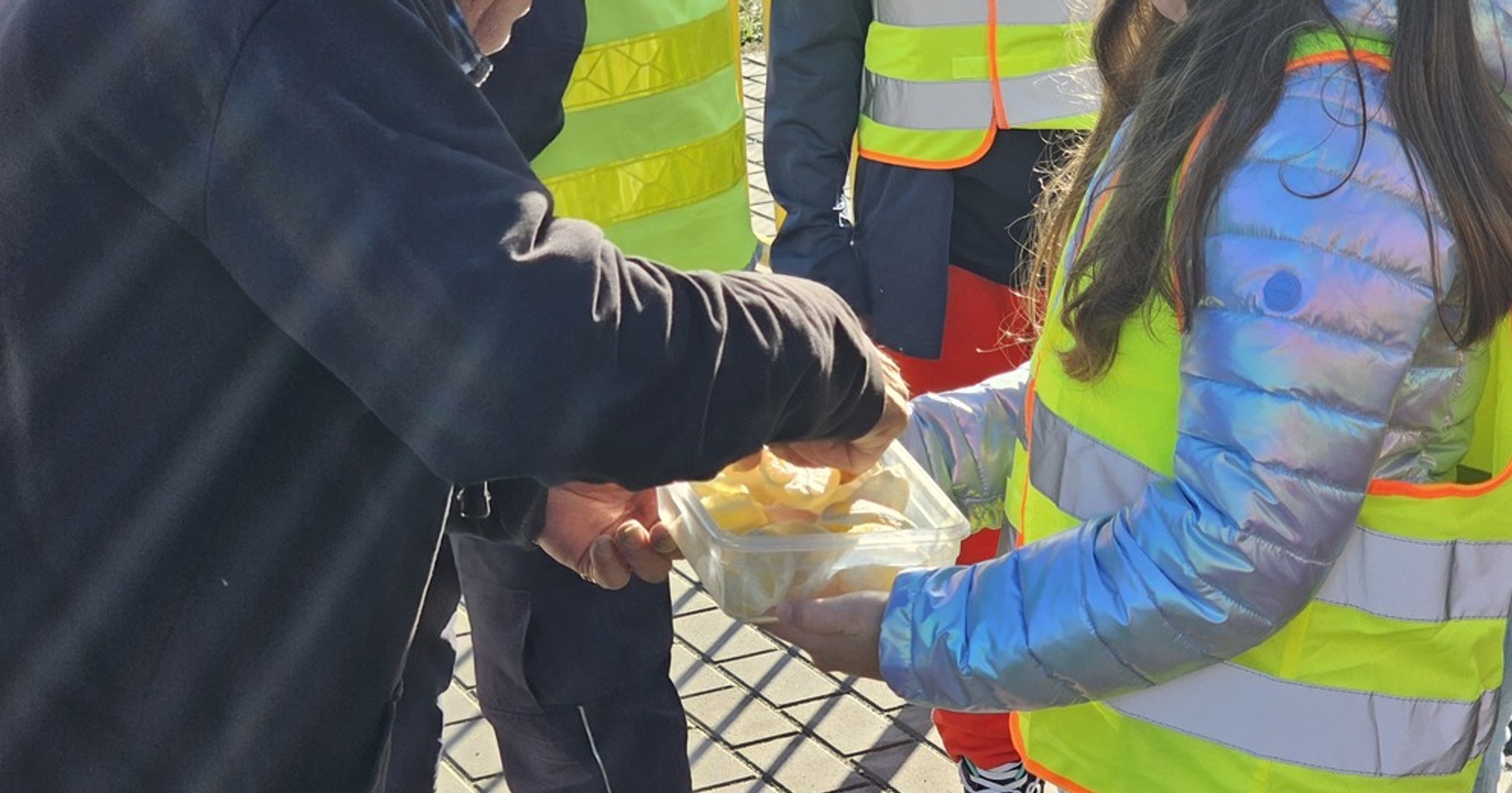 Policjanci z "drogówki przeprowadzili nietypową akcję. Rozdawali owoce
