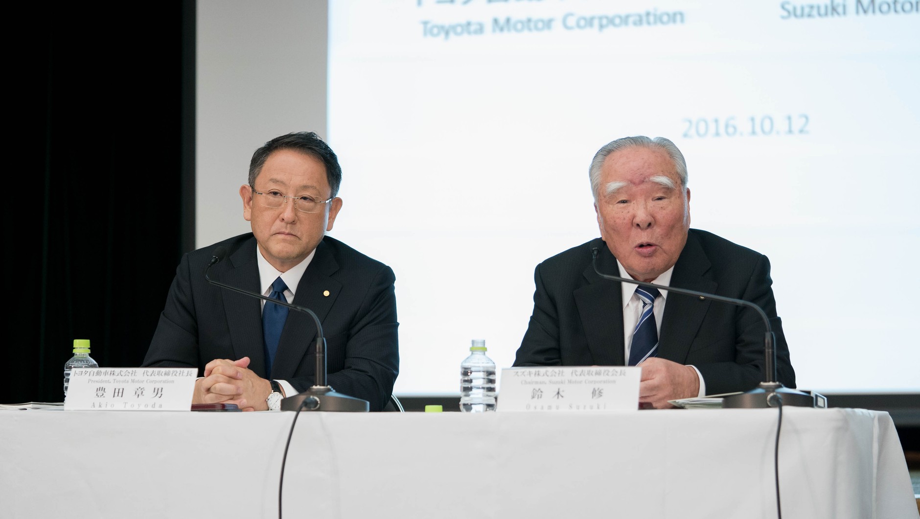 Akio Toyoda i Osamu Suzuki podczas konferencji w 2016 r.